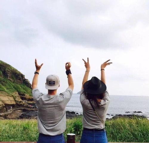 白雪吃瓜拍照姿势图片,瓜影映照青春风采