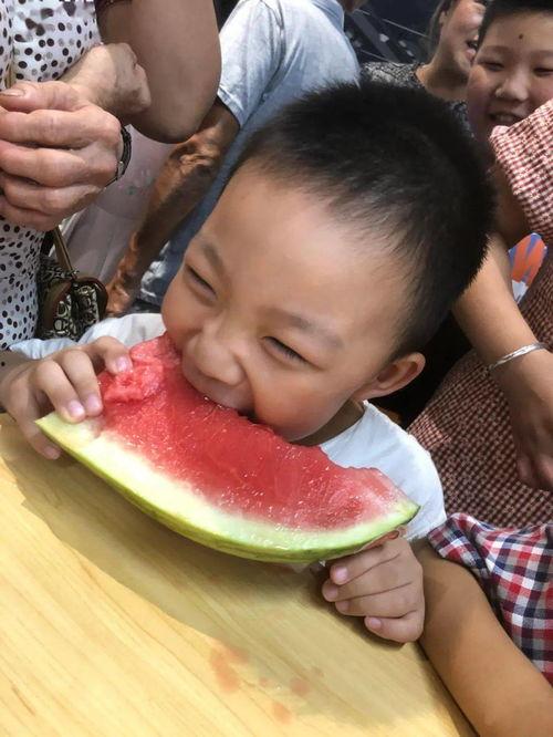 吃瓜必备姿势,轻松成为围观焦点！